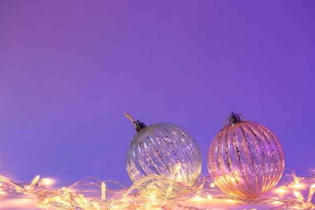 Boules de sapin de Noël et guirlande dans un espace de copie isolé au néon