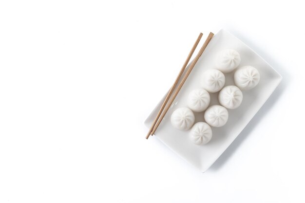 Boulettes cuites à la vapeur isolé sur fond blanc foodxA oriental traditionnel