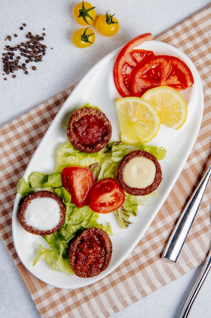 boulettes frites aux champignons et tomates