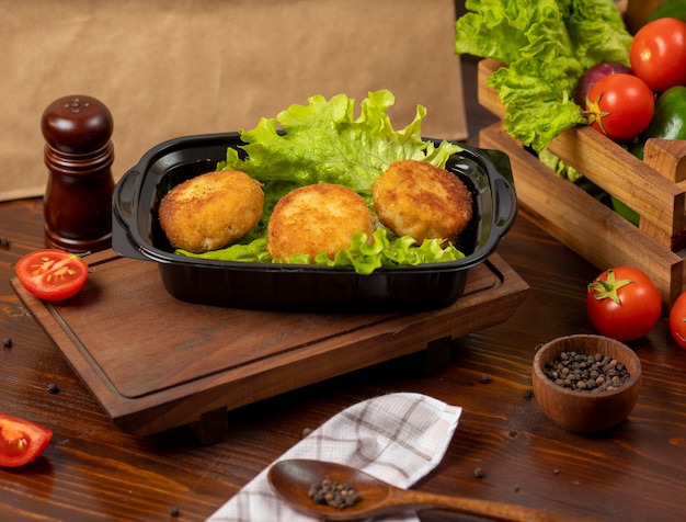 Boulettes de fromage rôties frites avec pomme de terre farcies au fromage et à la viande