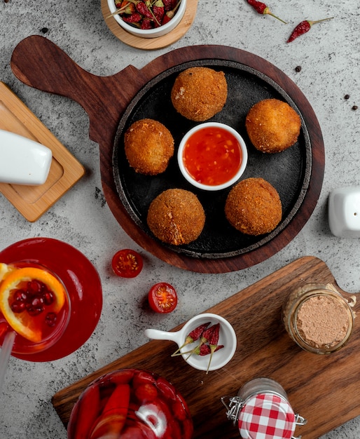 Boulettes de fromage avec sauce barbecue vue de dessus