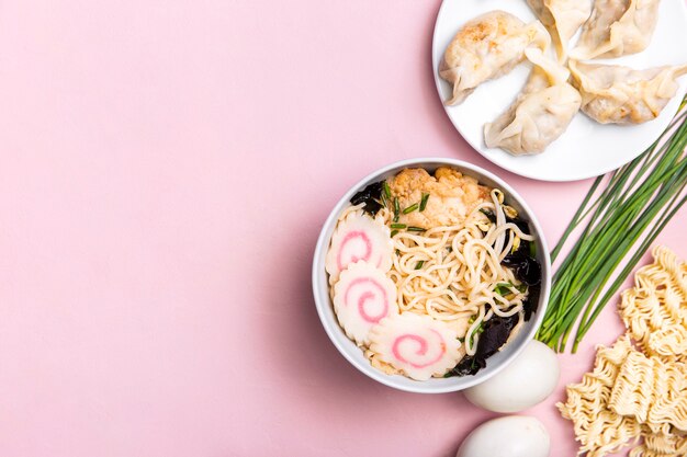 Boulettes et ingrédients de la soupe à soupe de ramen avec espace de copie