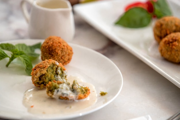 Boulettes de poulet sur la table