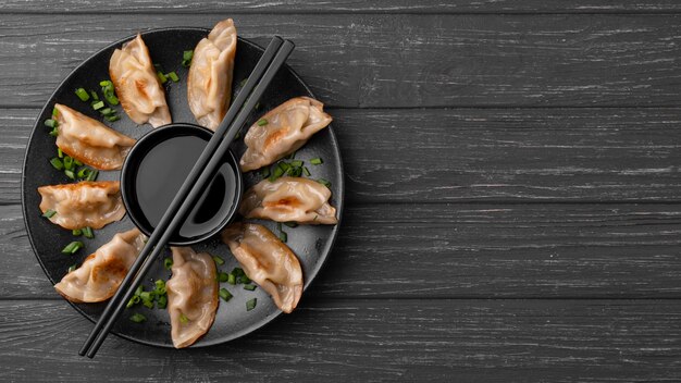 Boulettes traditionnelles sur assiette avec des baguettes