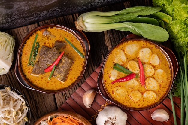 Boulettes de viande au curry rouge avec chili et oignons verts dans un bol