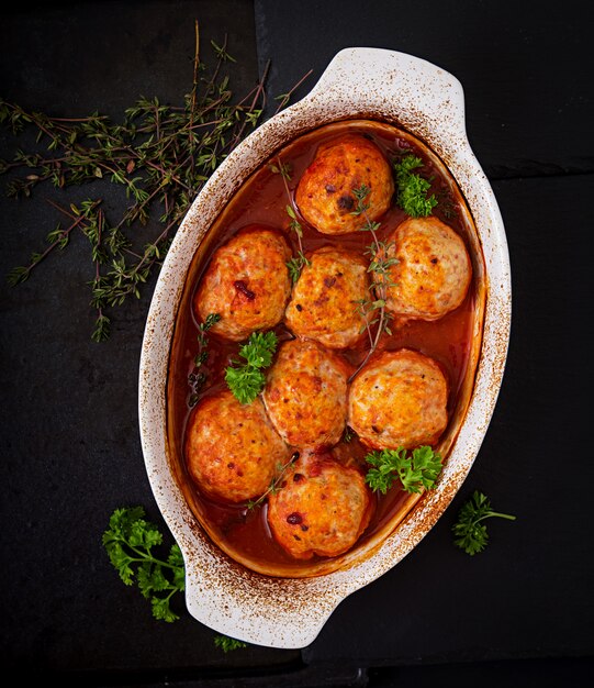 Boulettes de viande de filet de poulet au four à la sauce tomate.