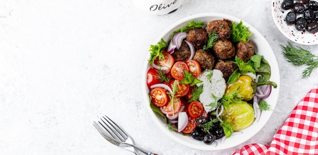 Photo gratuite des boulettes de viande grecques avec de la sauce tzatziki