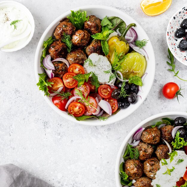 Des boulettes de viande grecques avec de la sauce tzatziki