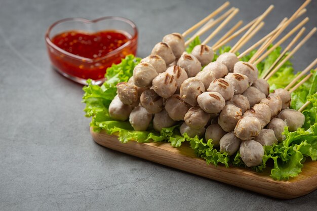 Boulettes de viande grillées et sauce épicée