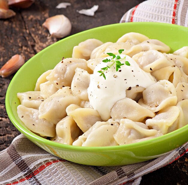 Boulettes de viande - pelmeni bouilli russe en plaque