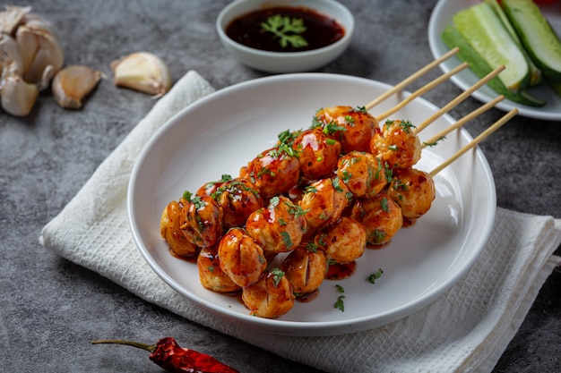 Photo gratuite boulettes de viande de porc sur la surface sombre.