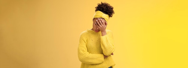 Photo gratuite bouleversé fatigué afro-américaine femme entrepreneur facepalm tête d'arc fermer les yeux paume pressée visage embar