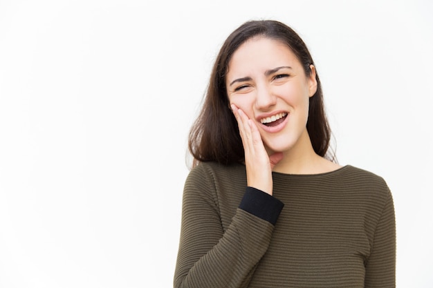 Bouleversé la femme avec une grimace de douleur souffrant de maux de dents