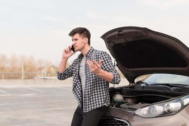 Bouleversé l'homme parlant au téléphone