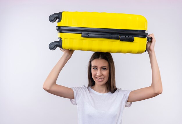 Bouleversé jeune fille belle voyageur tenant valise sur l'épaule en regardant la caméra avec une expression agacée