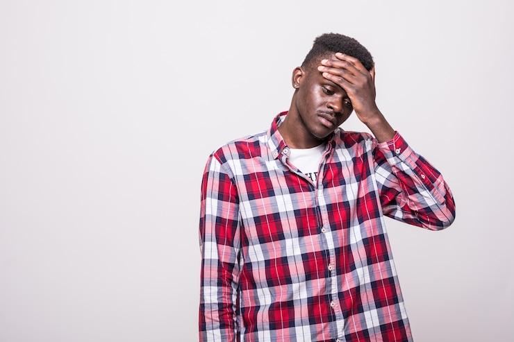 Photo gratuit bouleversé malheureux homme afro-américain serrant la tête avec les mains, se tordant de douleur, souffrant de maux de tête. personnes, stress, tension et migraine