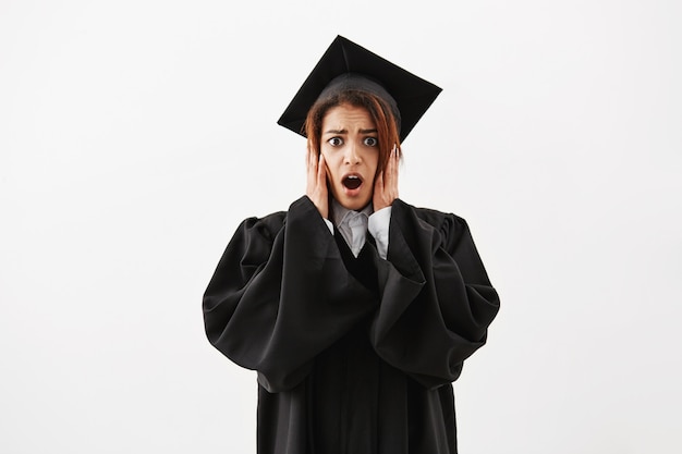 Bouleversé surpris femme diplômée africaine.