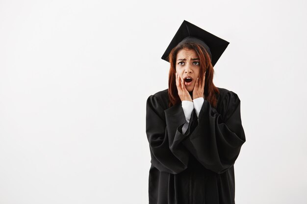 Bouleversé surpris femme diplômée africaine.