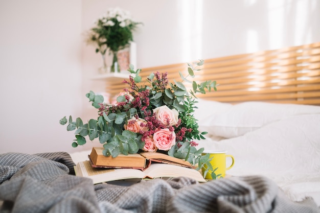 Bouquet allongé sur des livres