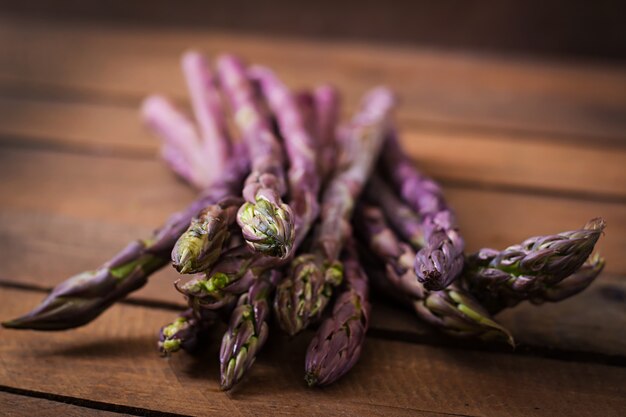 Bouquet d'asperges fraîches