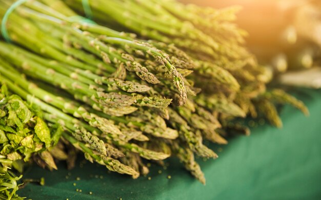 Bouquet d&#39;asperges de jardin crues sur table à vendre