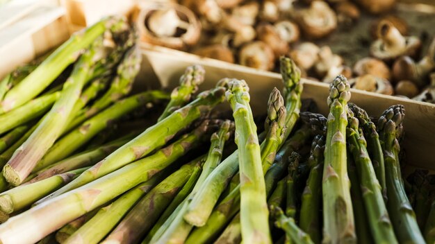 Bouquet d&#39;asperges en vente au supermarché