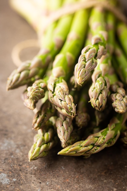 Bouquet d'asperges vertes fraîches