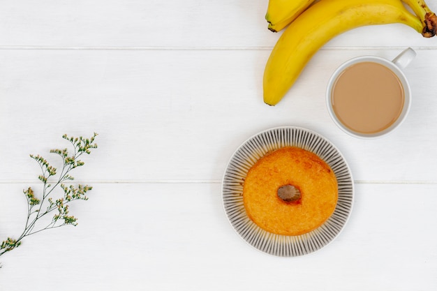 Photo gratuite bouquet de bananes et flocons de beignets