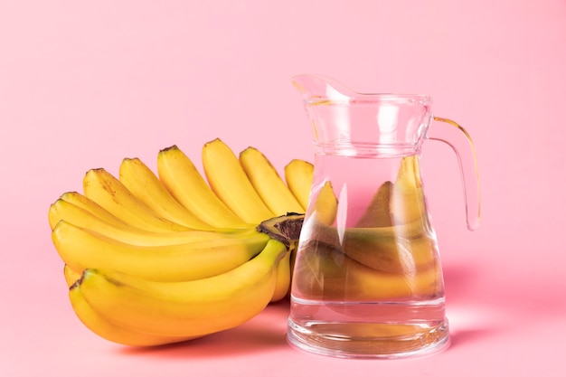 Bouquet de bananes avec un pichet d'eau