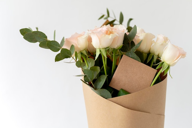 Bouquet de belles fleurs avec note vide