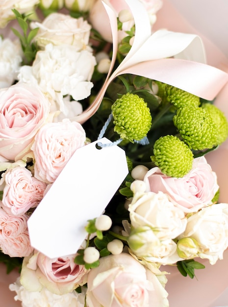 Photo gratuite bouquet de belles fleurs avec note