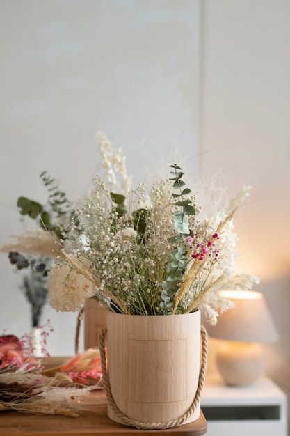 Bouquet de belles fleurs sur table