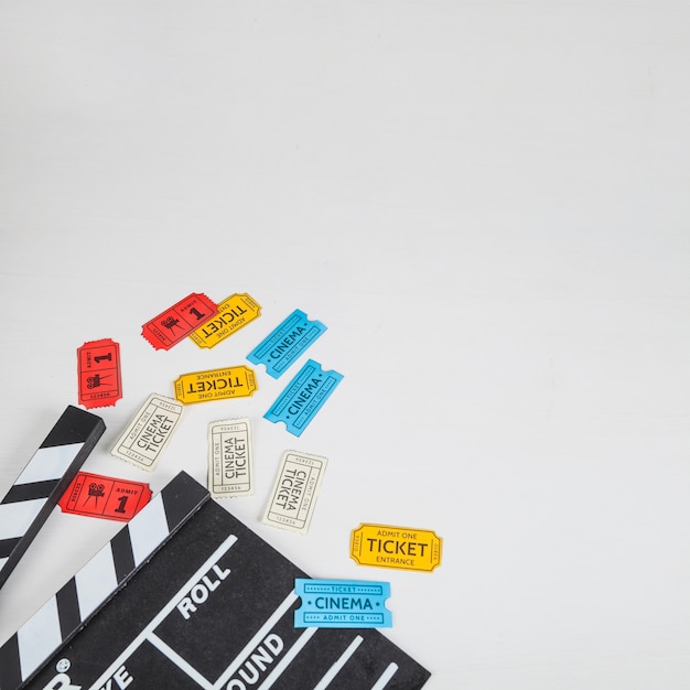 Photo gratuite bouquet de billets de cinéma près de clapperboard