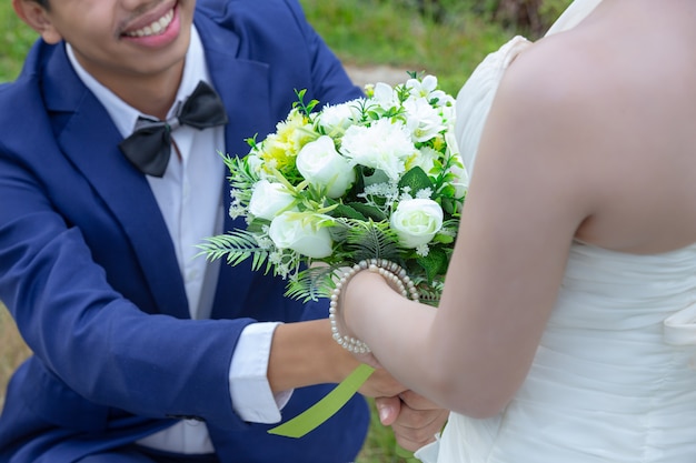 Bouquet dans les mains de la mariée
