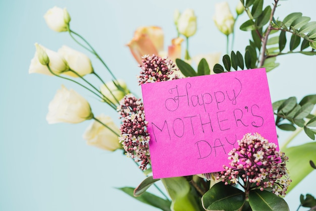 bouquet décoratif avec la note pour le jour de la mère