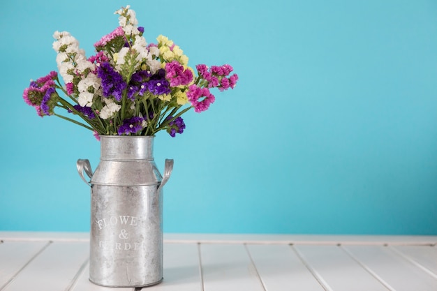 bouquet décoratif sur vase métallique