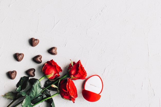 Photo gratuite bouquet entre bonbons et boîte à bagues