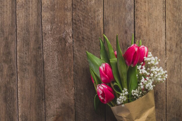 bouquet fantastique sur la table en bois