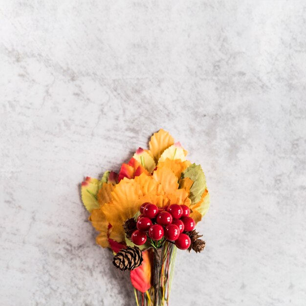 Bouquet de feuilles et de baies sur une surface minable