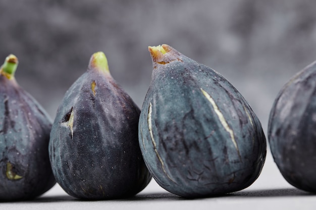 Photo gratuite bouquet de figues mûres sur marbre.