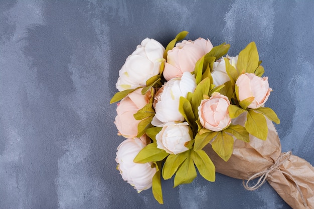 Bouquet de fleurs artificielles sur bleu.