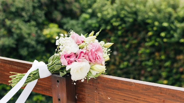 Bouquet de fleurs blanches sur une planche en bois