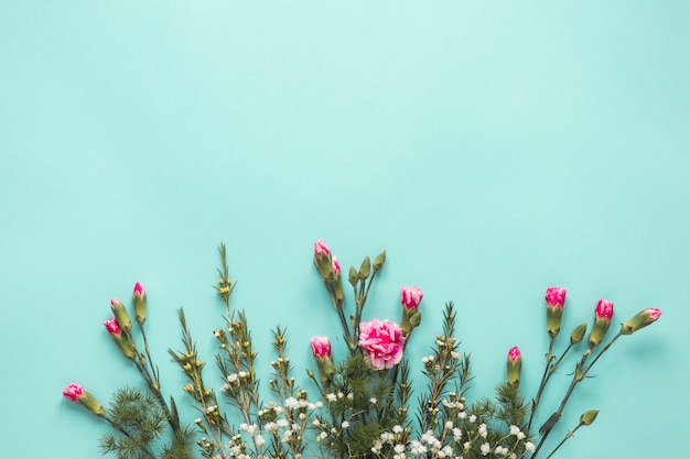 Bouquet de fleurs et de brindilles de conifères