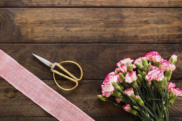 Bouquet de fleurs, ciseaux et ruban