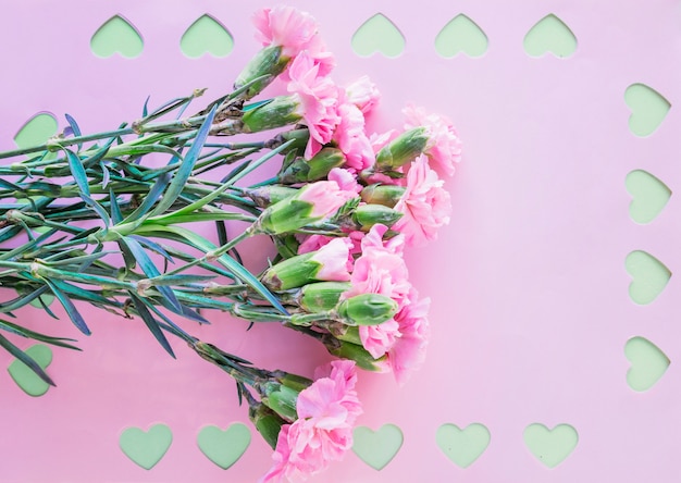 Bouquet de fleurs avec des coeurs coupés sur papier