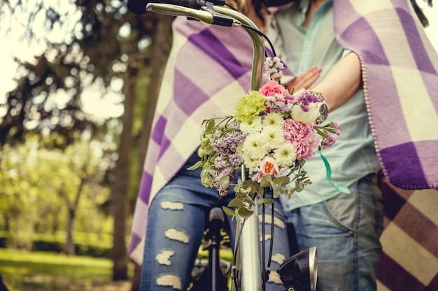 Photo gratuite bouquet de fleurs colorées sur guidon de vélo. heure d'été