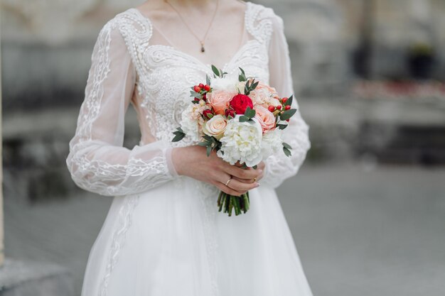 Bouquet de fleurs dans les mains de la mariée