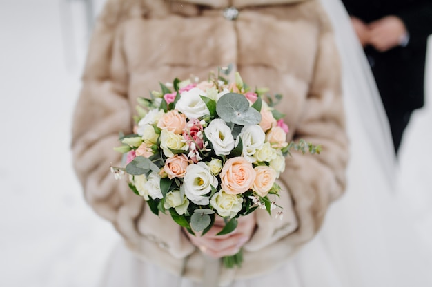 Photo gratuite bouquet de fleurs dans les mains de la mariée