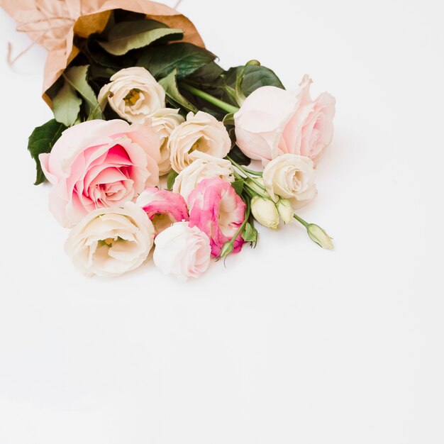 Bouquet de fleurs décorées sur fond blanc