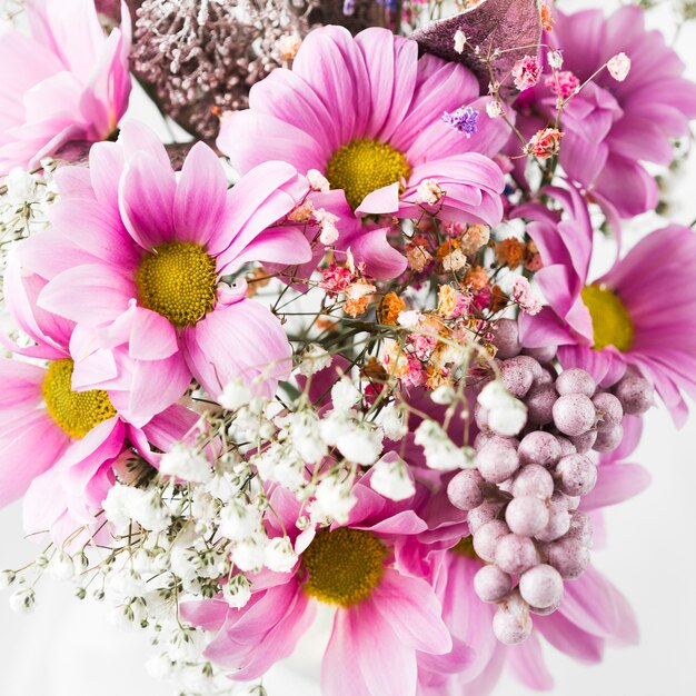 Bouquet de fleurs élégantes vue de dessus